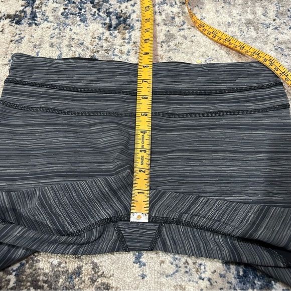 Lululemon Women’s Run: Inspire Crop II Mesh in Cyber Stripe Deep Coal Capris 8 - Picture 9 of 10